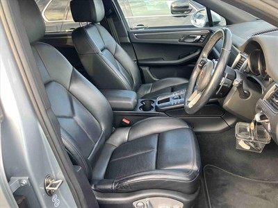 2017 Porsche Macan - Thumbnail