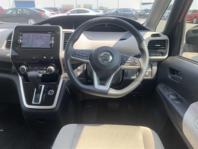 2017 Nissan Serena - Thumbnail