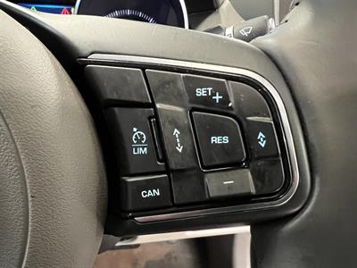 2016 Jaguar XE - Thumbnail