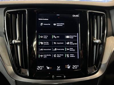 2021 Volvo V60 - Thumbnail