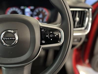 2021 Volvo V60 - Thumbnail