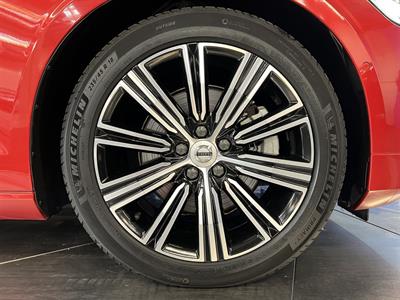 2021 Volvo V60 - Thumbnail