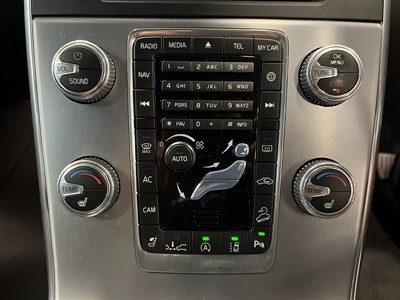 2017 Volvo V60 - Thumbnail