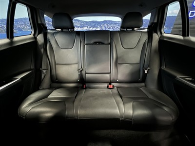 2017 Volvo V60 - Thumbnail