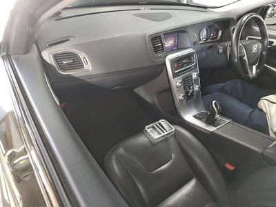 2017 Volvo V60 - Thumbnail