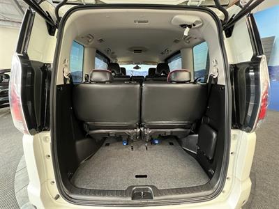 2017 Nissan Serena - Thumbnail