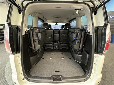 2017 Nissan Serena - Thumbnail