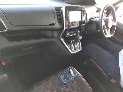 2017 Nissan Serena - Thumbnail