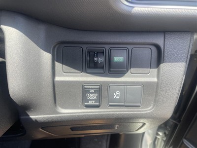 2016 Nissan Serena - Thumbnail
