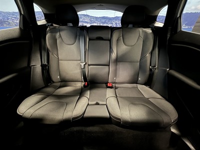 2019 Volvo V40 - Thumbnail