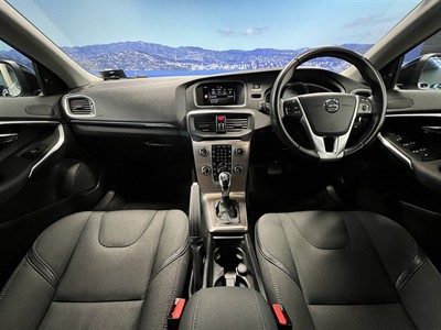 2019 Volvo V40 - Thumbnail
