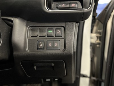 2017 Nissan Serena - Thumbnail