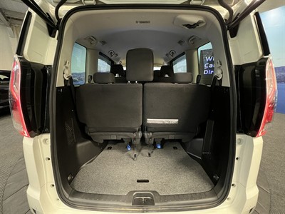 2017 Nissan Serena - Thumbnail