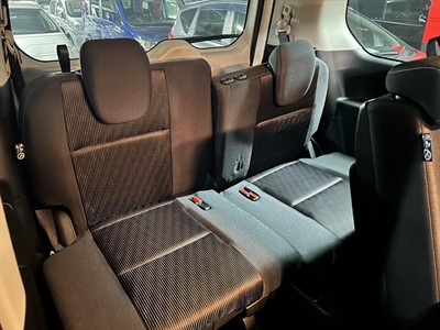 2017 Nissan Serena - Thumbnail