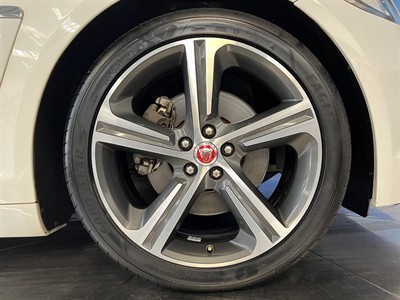 2015 Jaguar XF - Thumbnail