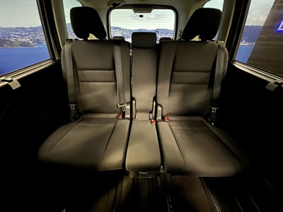 2017 Nissan Serena - Thumbnail