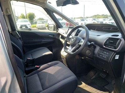 2017 Nissan Serena - Thumbnail