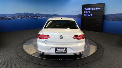 2017 Volkswagen Passat - Thumbnail