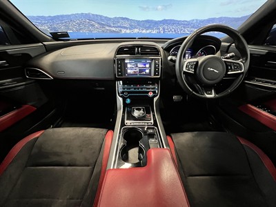 2016 Jaguar XE - Thumbnail