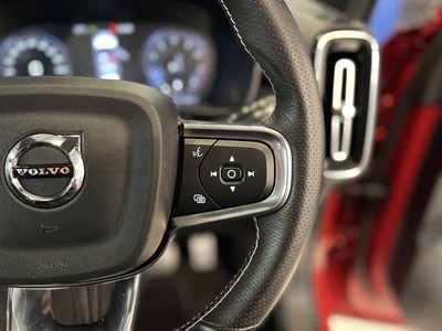 2021 Volvo XC40 - Thumbnail
